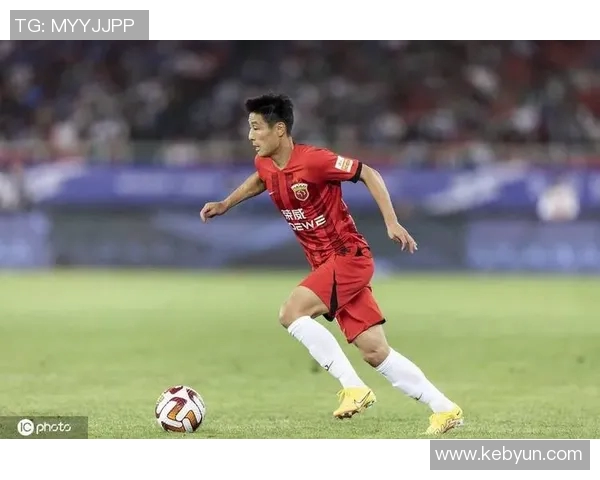 亚洲足球球星帅哥风采尽展球场与生活魅力