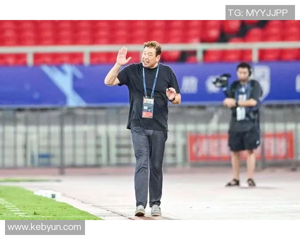 足球球星赛场突发意外惊现吞舌瞬间引发球迷广泛关注