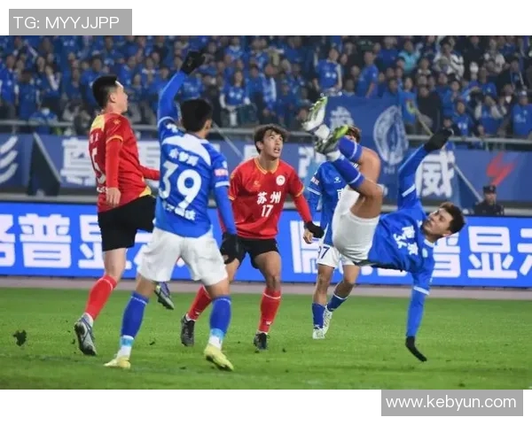 足球巨星荣耀回归再战故乡绿茵场 重返主场掀起球迷热潮 足球巨星荣耀回归再战故乡绿茵场 重返主场掀起球迷热潮